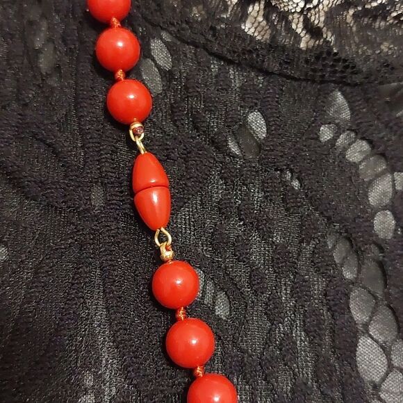 Vintage Classic Lustrous Red Lucite Bead Necklace with Hidden Twist Barrel Clasp - Picture 6 of 6